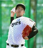 　入念にキャッチボールする才木（撮影・北村雅宏）