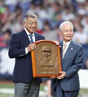 　野球殿堂入り表彰を受ける掛布雅之氏（左）