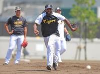 　投内連係で打球を追うドリス（撮影・北村雅宏）