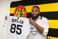 　入団会見を終えてユニホームを披露するドリス（撮影・北村雅宏）
