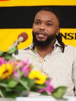 　入団会見するドリス（撮影・北村雅宏）