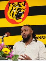 　入団会見するドリス（撮影・北村雅宏）