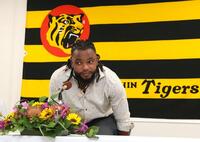 　入団会見の席に着くドリス（撮影・北村雅宏）