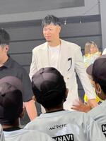 　白のスーツ姿で登場した阪神・佐藤輝