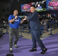 　カーペットの上で「キャッツアイダンス」のポーズを決めるヤクルト・大西広樹（右）と急きょ乱入した真中満氏（撮影・伊藤笙子）