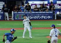 　２回、味方守備の乱れに、のけ反って苦笑いする村上（撮影・田中太一）