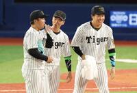 　２回、乱調？の村上の元へ近本と大山が向かう（撮影・金田祐二）