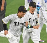 　２回、村上の元に水を届け、ベンチへ戻る近本（右）と大山（撮影・伊藤笙子）