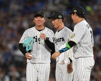 　２回途中、近本（中央）から水を受け取る村上（左）＝撮影・堀内翔