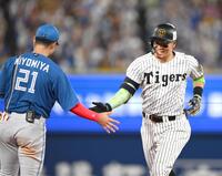 　５回、ソロを放ち清宮幸（左）とタッチを交わしながら三塁を回る佐藤輝（撮影・堀内翔）