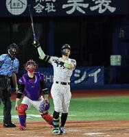 　５回、ソロを放ち打球を見上げる佐藤輝（撮影・田中太一）