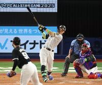 　５回、右越えソロを放つ佐藤輝（撮影・金田祐二）