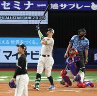 ５回全セ１死、右越えソロを放つ阪神・佐藤輝明＝横浜（撮影・金田祐二）