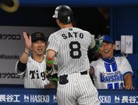 　５回、ソロを放った佐藤輝（中央）を迎える藤川監督（左）。右は三浦監督（撮影・堀内翔）