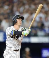 　８回、右越えソロを放つ近本（撮影・西岡正）