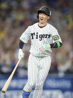 　８回、ファールと思った打球がソロとなり、笑顔を見せる近本（撮影・西岡正）