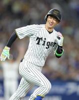 　８回、ファールと思った打球がソロとなり、笑顔を見せる近本（撮影・西岡正）