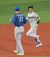 　８回、右越えソロを放ち、清宮幸（左）に笑顔を向ける近本（撮影・伊藤笙子）