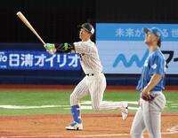 　８回、右越えソロを放つ近本（撮影・金田祐二）