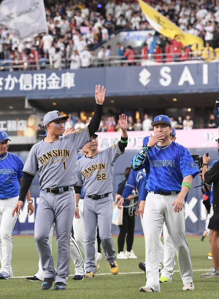 　スタンドに手を振りながら場内一周する森下（左）ら（撮影・西田忠信）