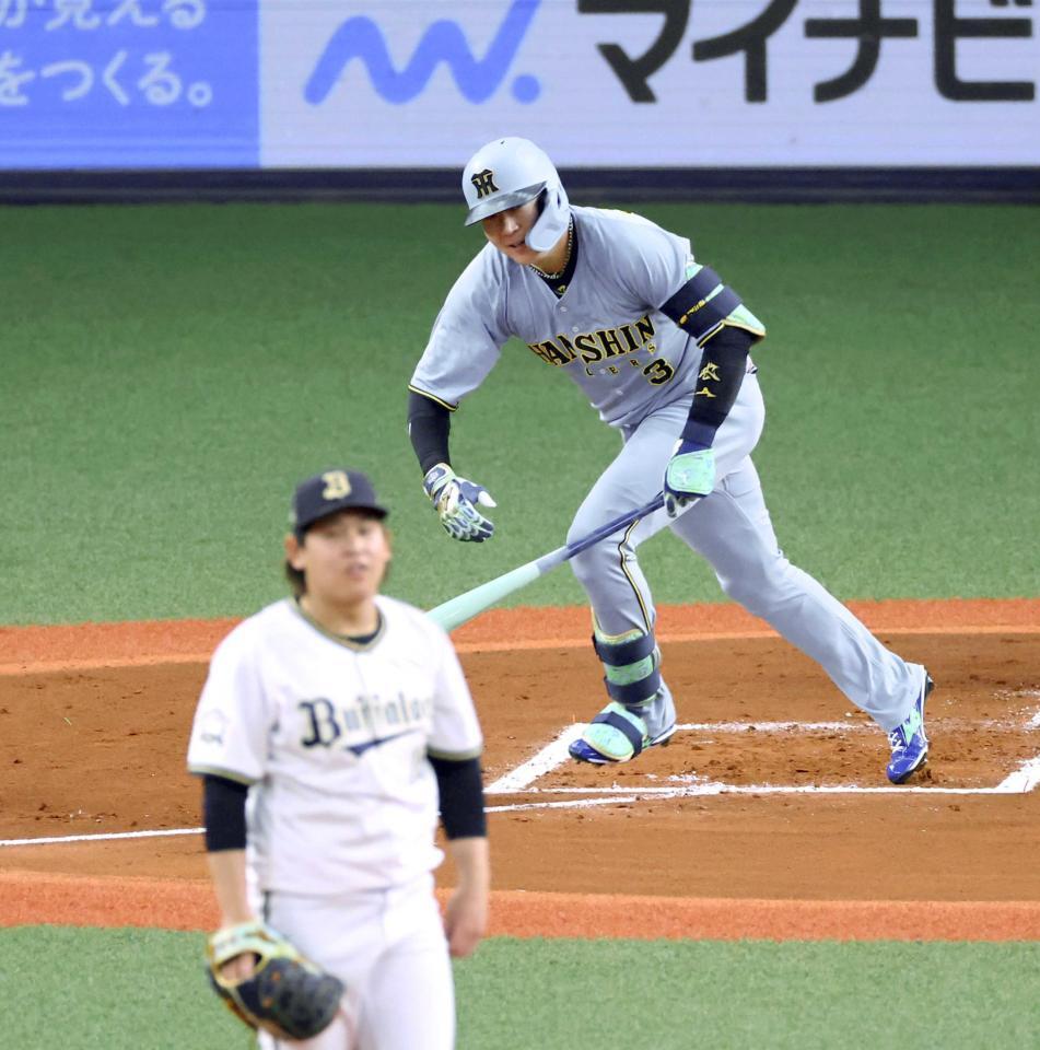 　２回、中前打を放つ大山。投手宮城（撮影・山口登）