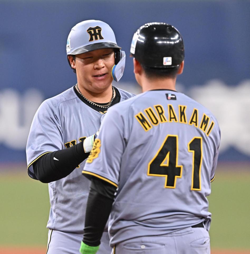 　２回、中前打を放ち村上（手前）とタッチを交わす大山（撮影・西田忠信）