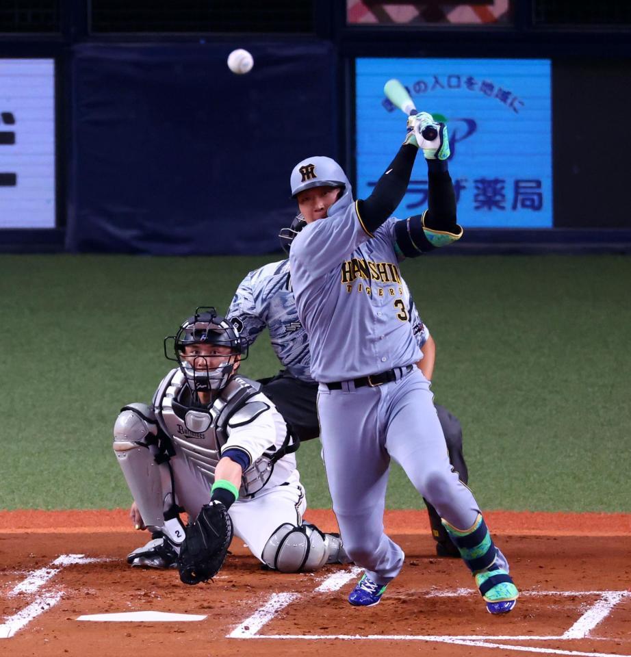 　２回、中前打を放つ大山（捕手　若月）＝撮影・山口登