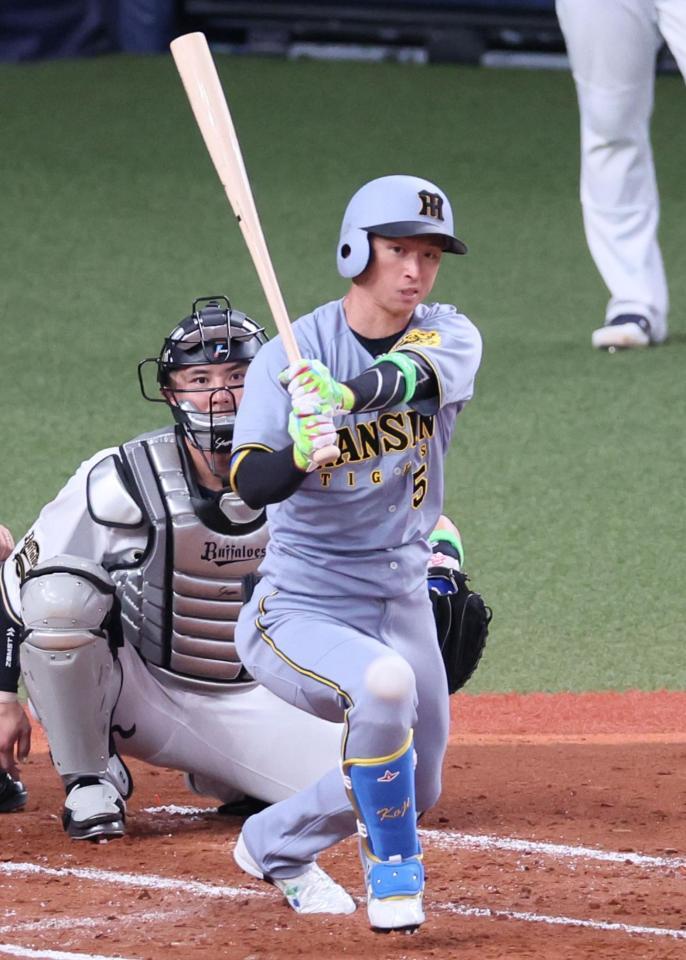 　３回、右翼線へ二塁打を放つ近本（撮影・立川洋一郎）