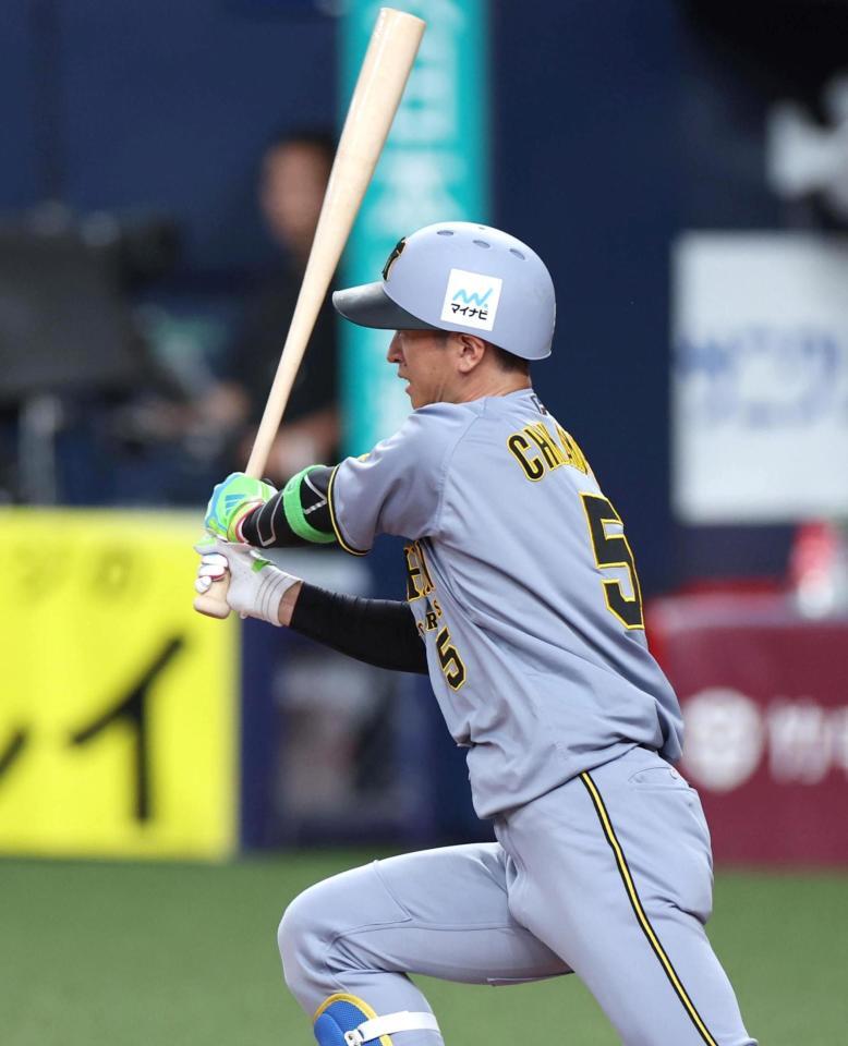 　３回、右前打を放つ近本（撮影・北村雅宏）