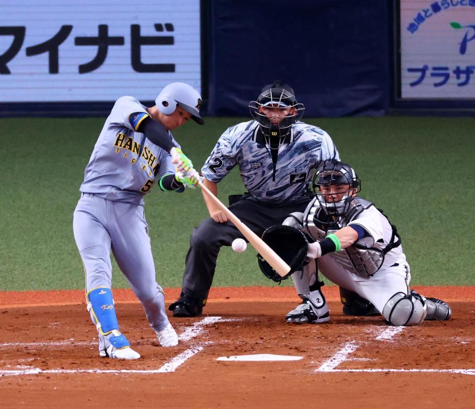 　３回、右翼線に二塁打を放つ近本（撮影・山口登）