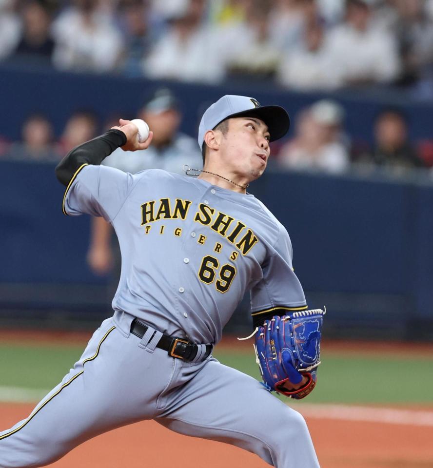 　８回から登板する石井（撮影・北村雅宏）