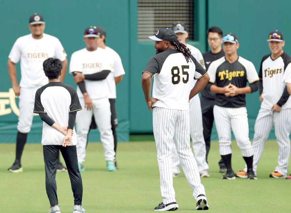 　練習前の円陣であいさつするドリス（８５）