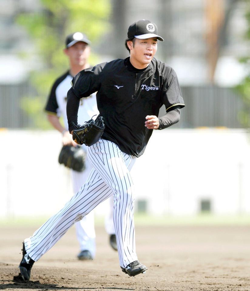 　投内連係で声を出す高橋（撮影・北村雅宏）