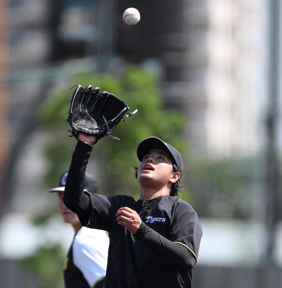 　守備練習に励む高橋（撮影・北村雅宏）