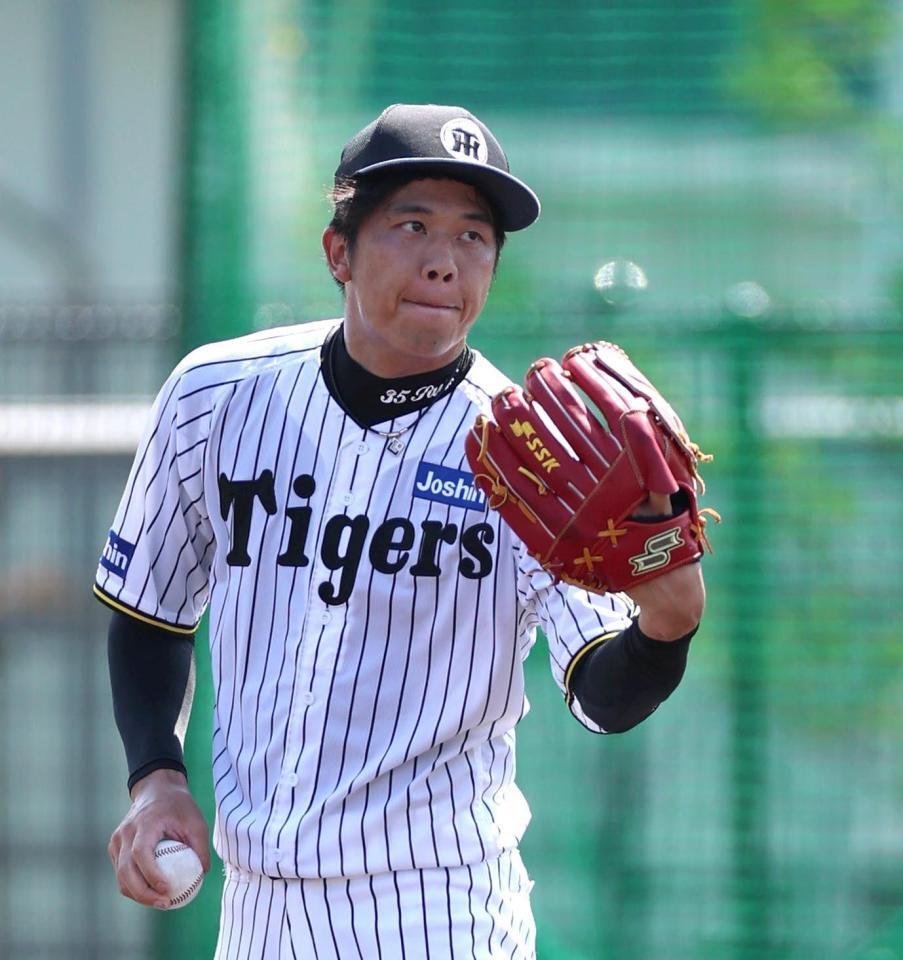 　入念にキャッチボールする才木（撮影・北村雅宏）