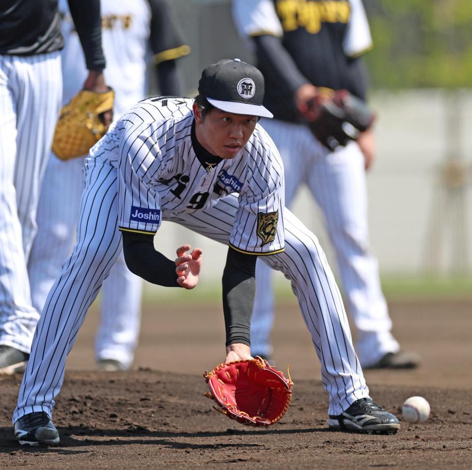 　守備練習に励む才木（撮影・北村雅宏）