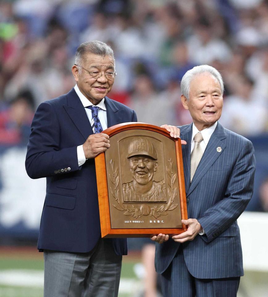 　野球殿堂入り表彰を受ける掛布雅之氏（左）