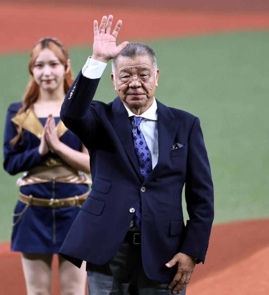 　表彰される掛布雅之氏（撮影・田中太一）