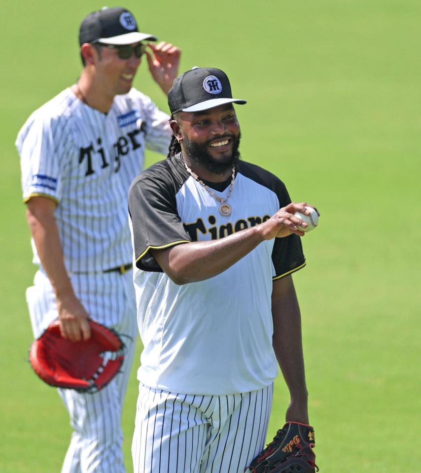 　キャッチボールするドリス（撮影・北村雅宏）