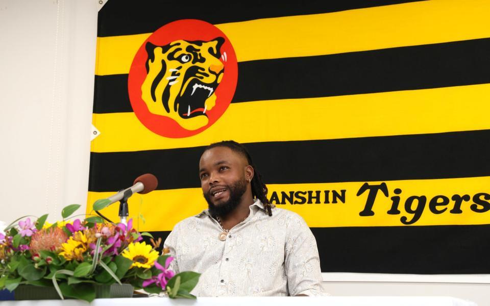 　入団会見するドリス（撮影・北村雅宏）