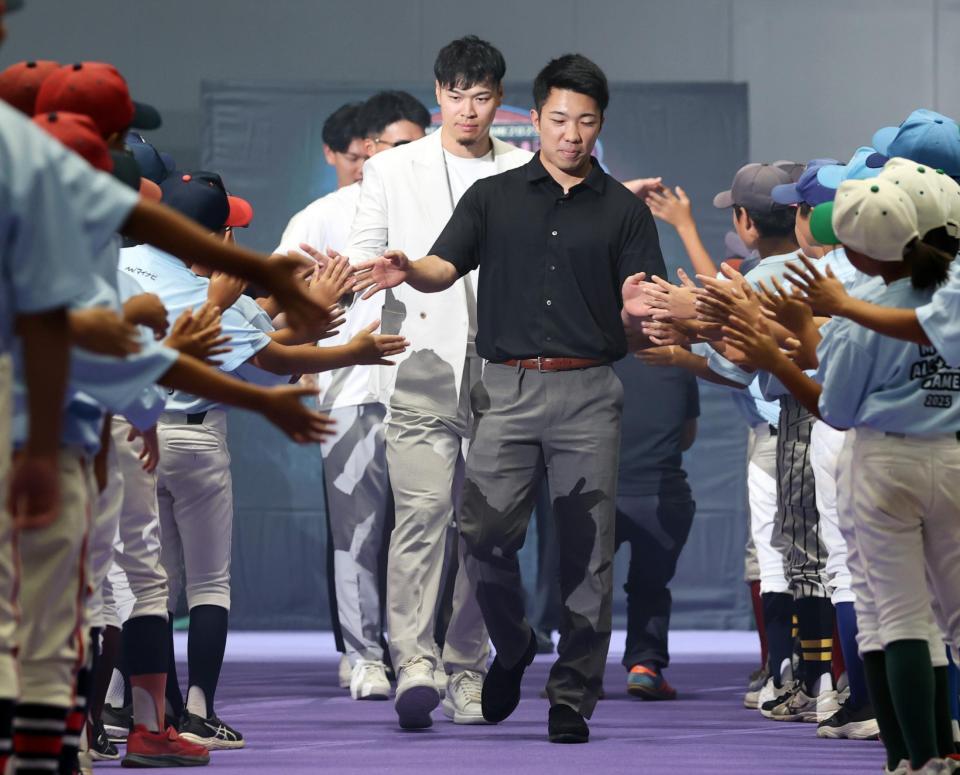 　私服姿でスペシャルステージに臨む阪神の（手前から）石井、佐藤輝ら