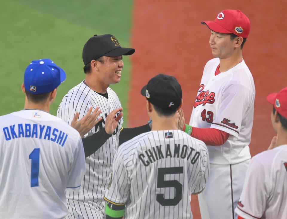 　初回３失点も、笑顔でベンチに戻る村上（中央）＝撮影・伊藤笙子