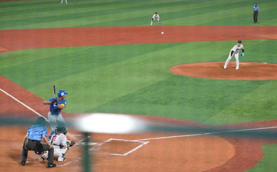 　２回、万波に対しスローボールを投げる村上（撮影・伊藤笙子）