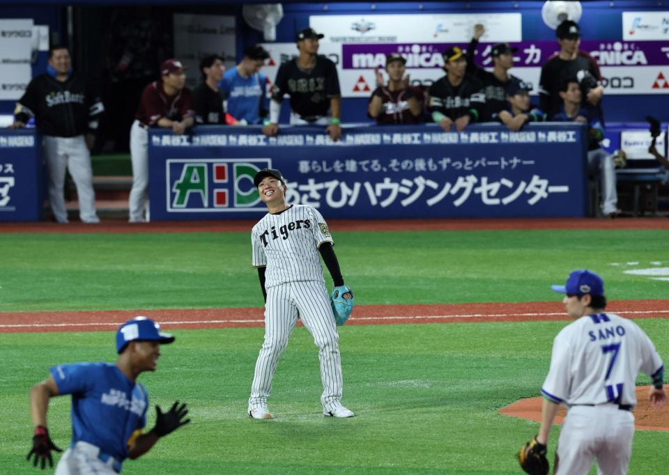 　２回、味方守備の乱れに、のけ反って苦笑いする村上（撮影・田中太一）
