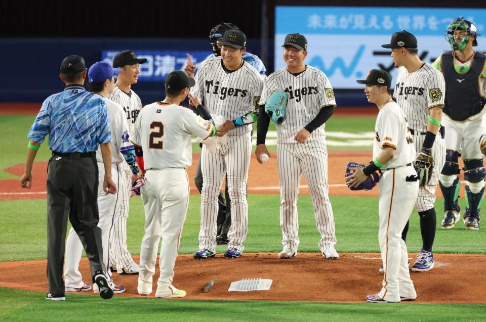 　２回、乱調？の村上頌樹の元へ近本と大山が向かう（撮影・金田祐二）