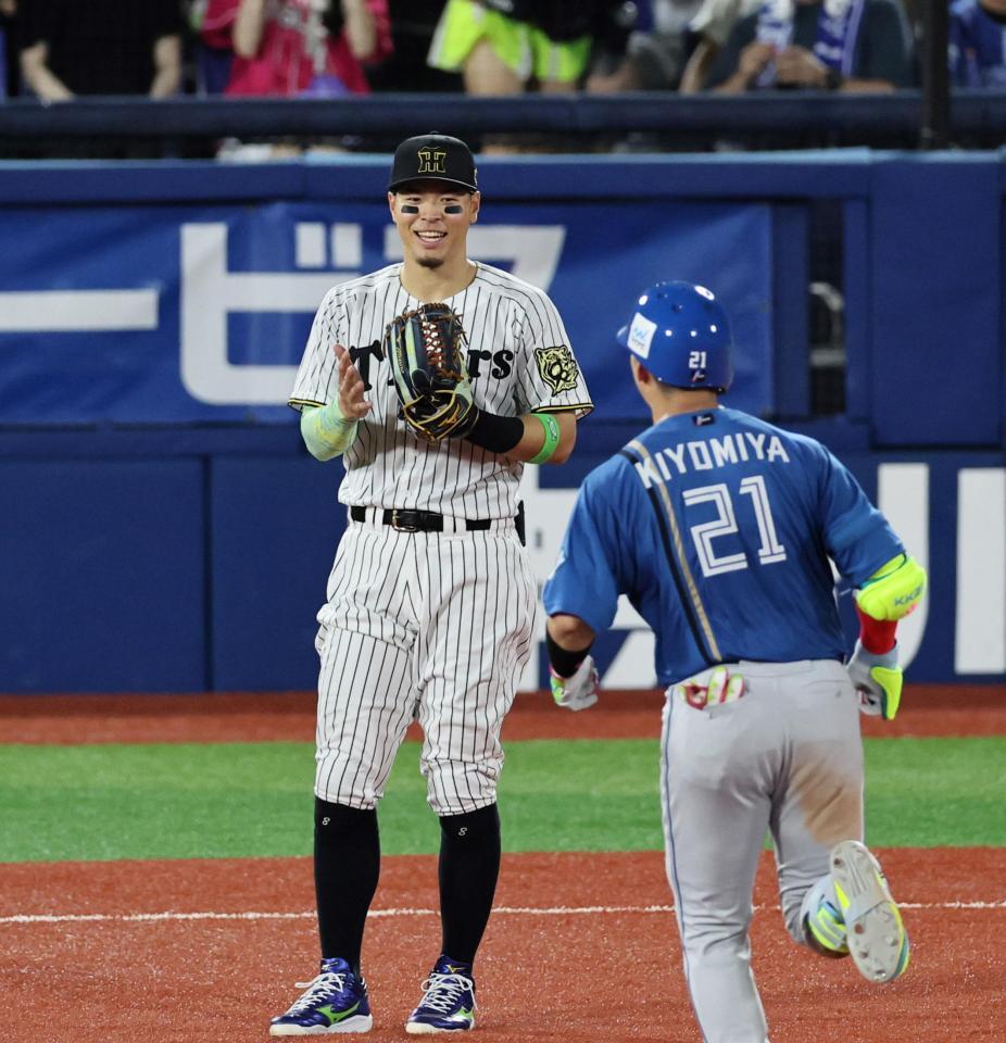 　４回、ソロを放った清宮幸にグラブをたたいて祝福する佐藤輝（撮影・田中太一）