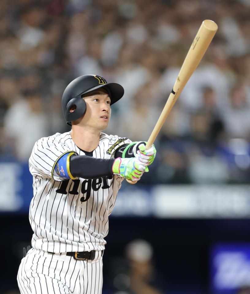 　８回、右越えソロを放つ近本（撮影・西岡正）