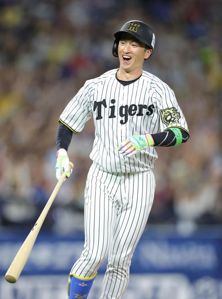 　８回、ファールと思った打球がソロとなり、笑顔を見せる近本（撮影・西岡正）