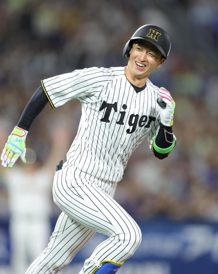 　８回、ファールと思った打球がソロとなり、笑顔を見せる近本（撮影・西岡正）