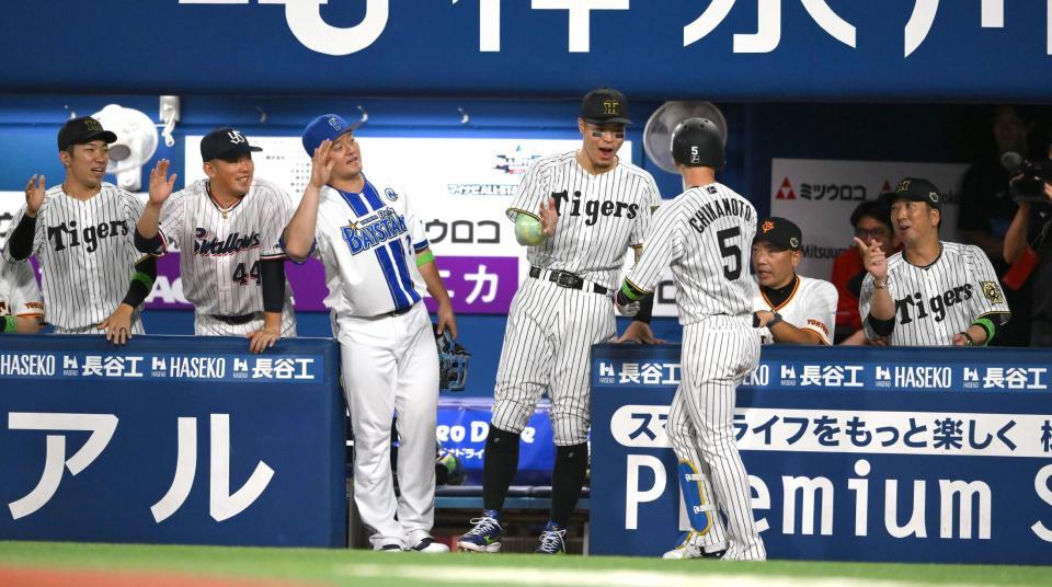 　８回、ソロを放った近本（５）を迎える佐藤輝ら（撮影・堀内翔）